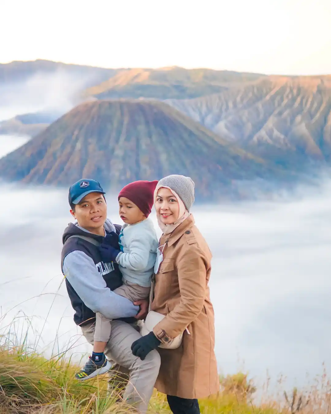 Keluarga di Bromo menikmati Private Trip